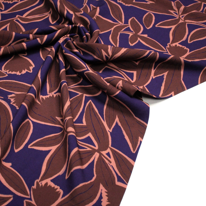Tissu Viscose fluide KERA, aux fleurs marron chocolat et bleu marine - OEKO - TEX - tissuspipi.com