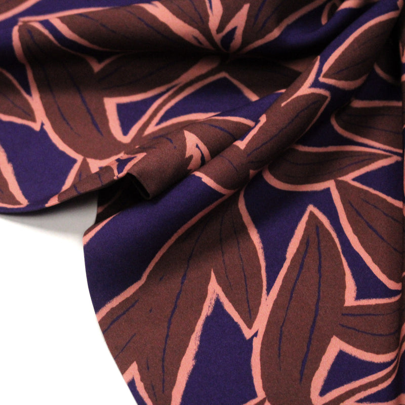 Tissu Viscose fluide KERA, aux fleurs marron chocolat et bleu marine - OEKO - TEX - tissuspipi.com