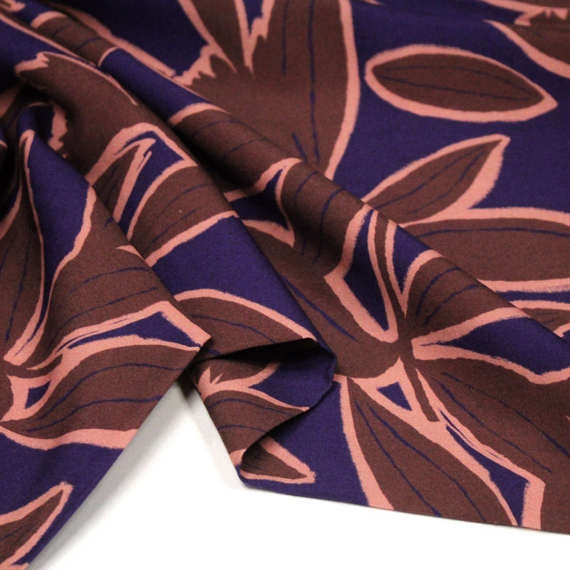 Tissu Viscose fluide KERA, aux fleurs marron chocolat et bleu marine - OEKO - TEX - tissuspipi.com
