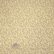 Tissu cotonnade BAMBURGH aux fines fleurs grises, fond crème - tissuspipi.com