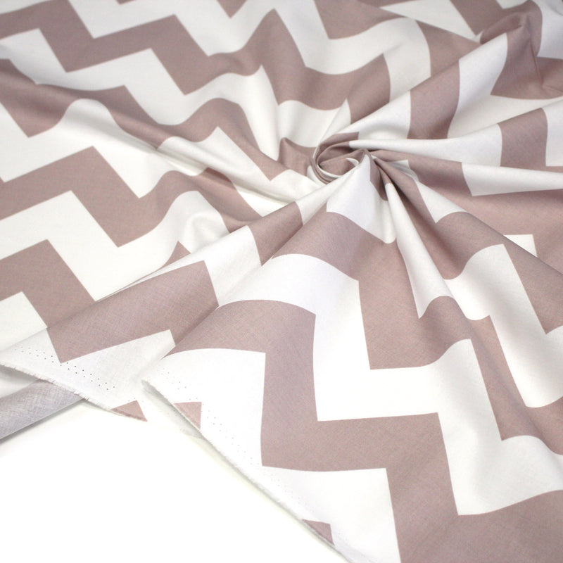 Tissu cotonnade, chevrons taupe clair et blancs - tissuspipi.com