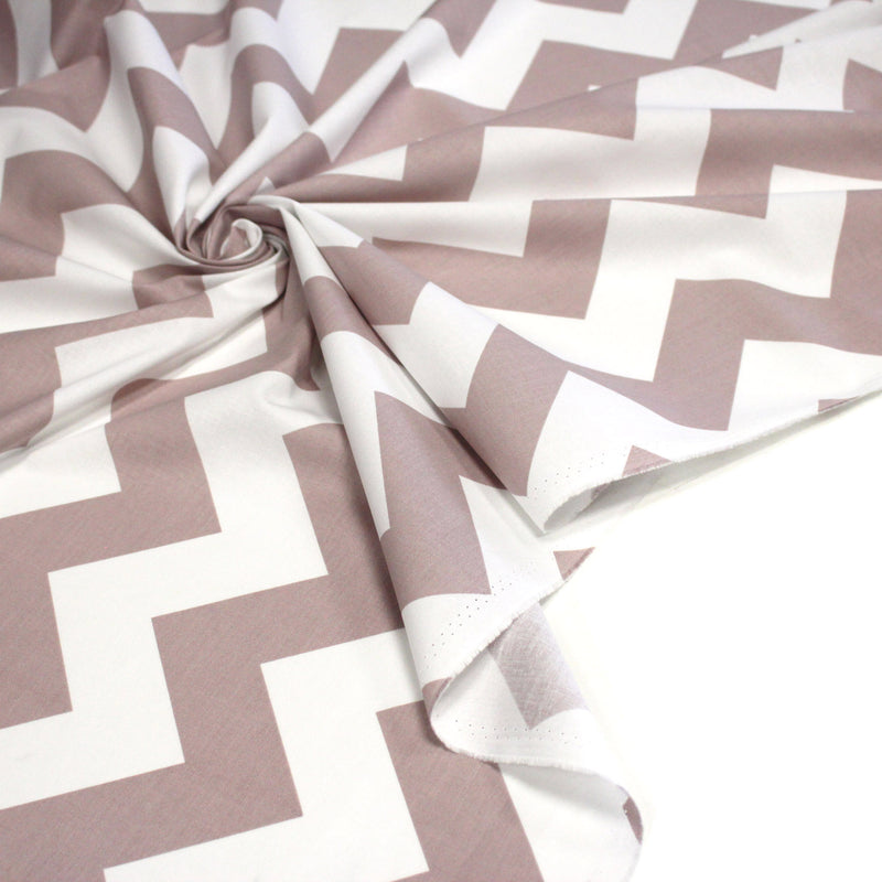 Tissu cotonnade, chevrons taupe clair et blancs - tissuspipi.com