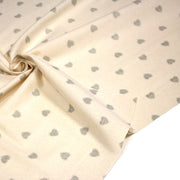 Tissu de coton de Noël scandinave aux coeurs gris, fond écru - tissuspipi.com