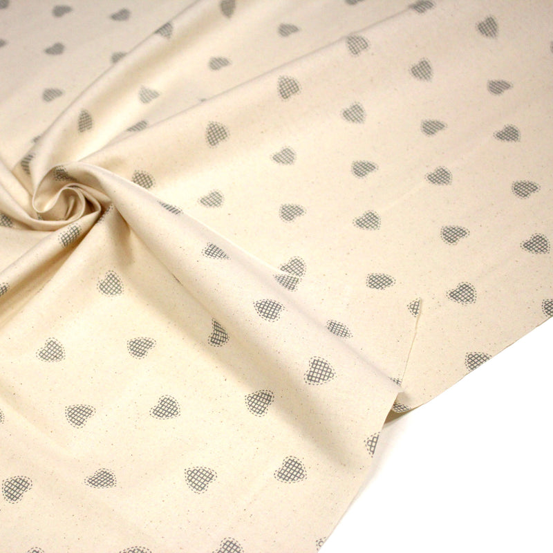 Tissu de coton de Noël scandinave aux coeurs gris, fond écru - tissuspipi.com