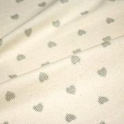 Tissu de coton de Noël scandinave aux coeurs gris, fond écru - tissuspipi.com