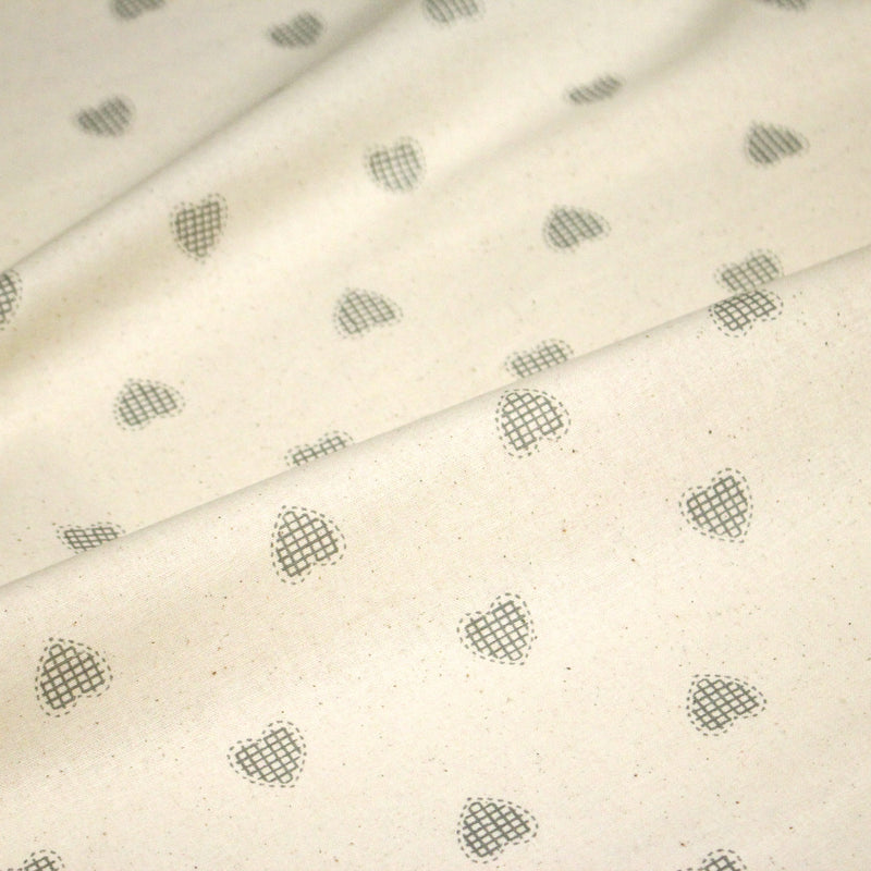 Tissu de coton de Noël scandinave aux coeurs gris, fond écru - tissuspipi.com