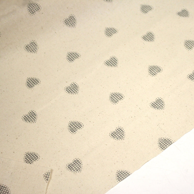 Tissu de coton de Noël scandinave aux coeurs gris, fond écru - tissuspipi.com