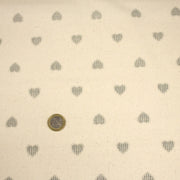 Tissu de coton de Noël scandinave aux coeurs gris, fond écru - tissuspipi.com