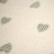 Tissu de coton de Noël scandinave aux coeurs gris, fond écru - tissuspipi.com
