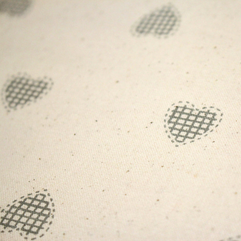 Tissu de coton de Noël scandinave aux coeurs gris, fond écru - tissuspipi.com