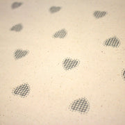 Tissu de coton de Noël scandinave aux coeurs gris, fond écru - tissuspipi.com