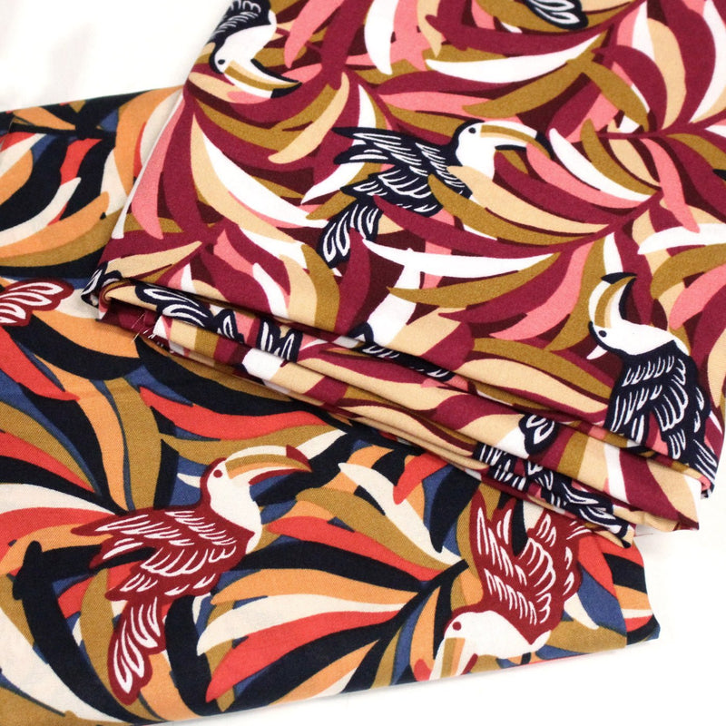 Tissu viscose fluide, motif floral & toucans : tons prune ou tons marine - OEKO - TEX STANDARD 100 - tissuspipi.com