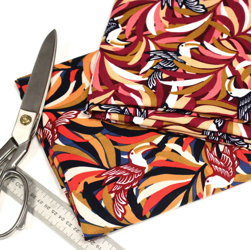 Tissu viscose fluide, motif floral & toucans : tons prune ou tons marine - OEKO - TEX STANDARD 100 - tissuspipi.com