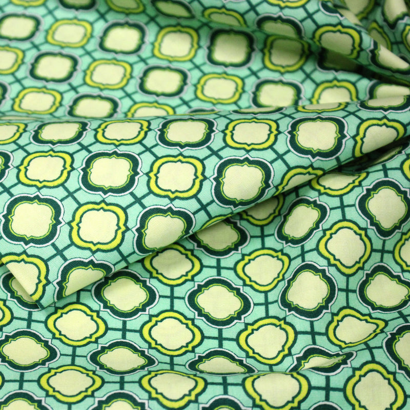 Tissu popeline coton vert aux formes géométriques vertes et jaunes - tissuspipi.com