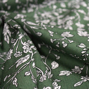 Tissu viscose fluide, fines fleurs blanches et noirs, fond ocre ou fond vert - tissuspipi.com