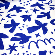 Tissu gabardine imprimée SILHOUETTE : trois motifs bleus et blancs - OEKO - TEX STANDARD 100 - tissuspipi.com