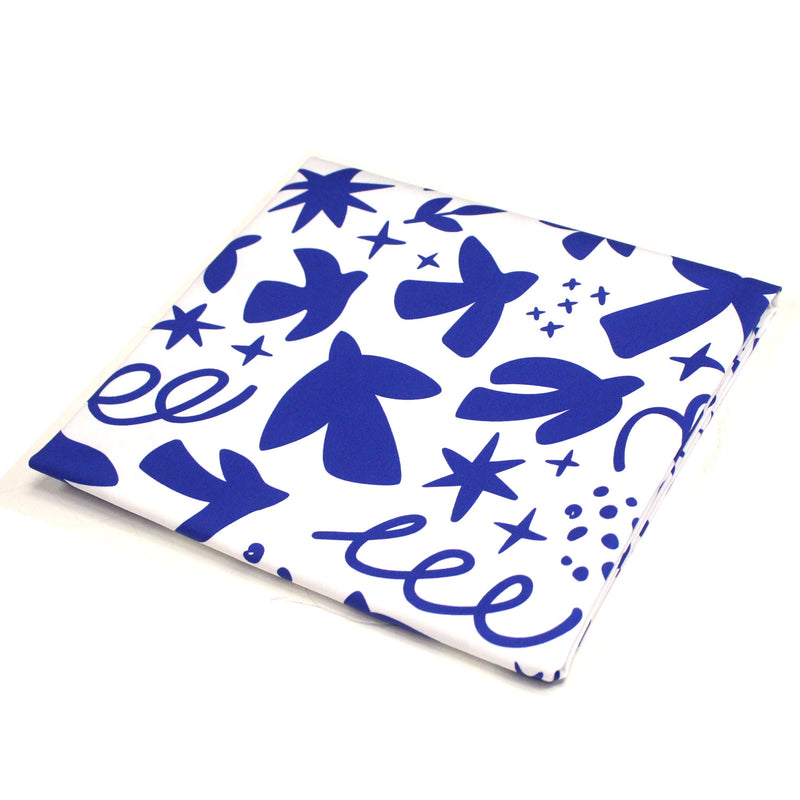 Tissu gabardine imprimée SILHOUETTE : trois motifs bleus et blancs - OEKO - TEX STANDARD 100 - tissuspipi.com