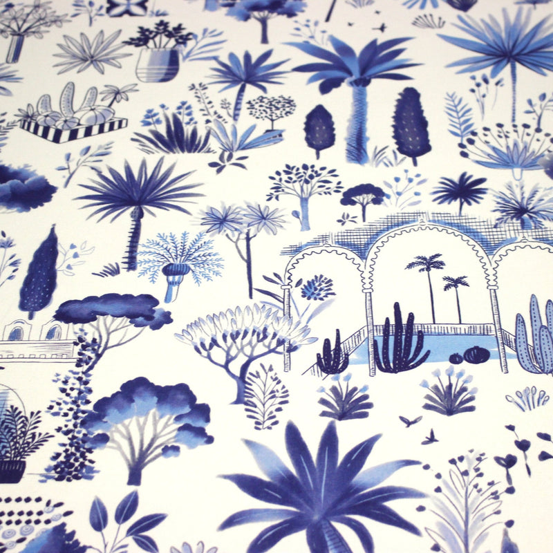 Tissu coton demi - natté TOILE DE JOUY MODERNE JARDIN MAJORELLE, tons blancs et bleus - tissuspipi.com
