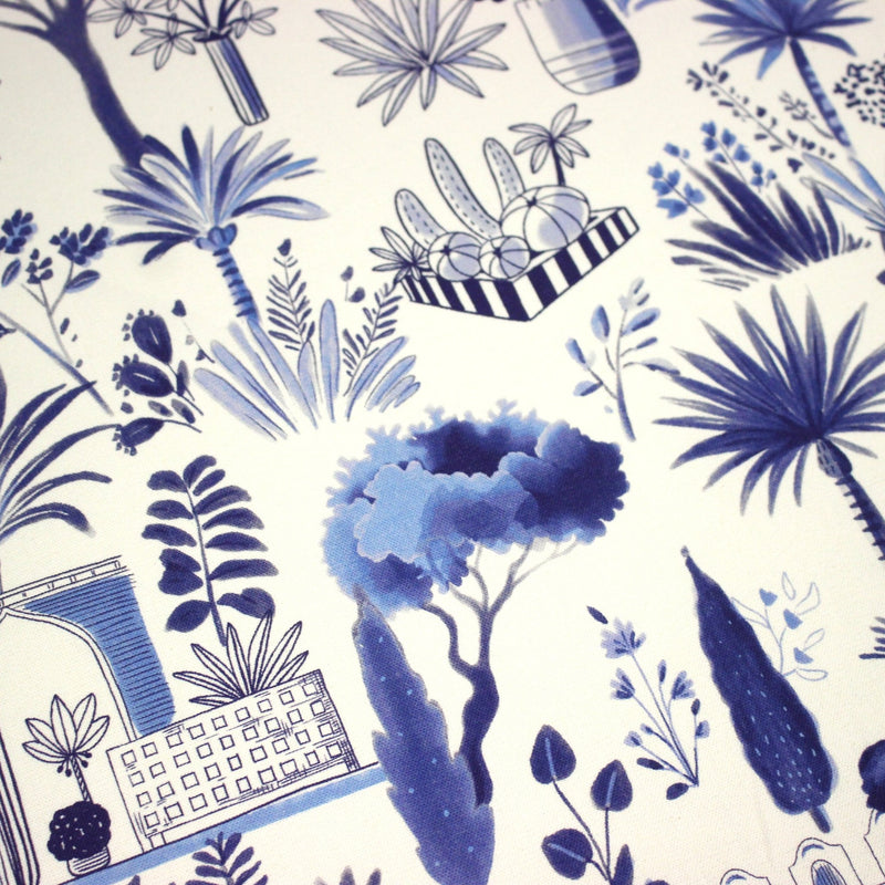 Tissu coton demi - natté TOILE DE JOUY MODERNE JARDIN MAJORELLE, tons blancs et bleus - tissuspipi.com