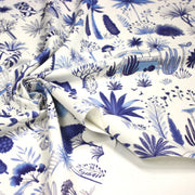 Tissu coton demi - natté TOILE DE JOUY MODERNE JARDIN MAJORELLE, tons blancs et bleus - tissuspipi.com