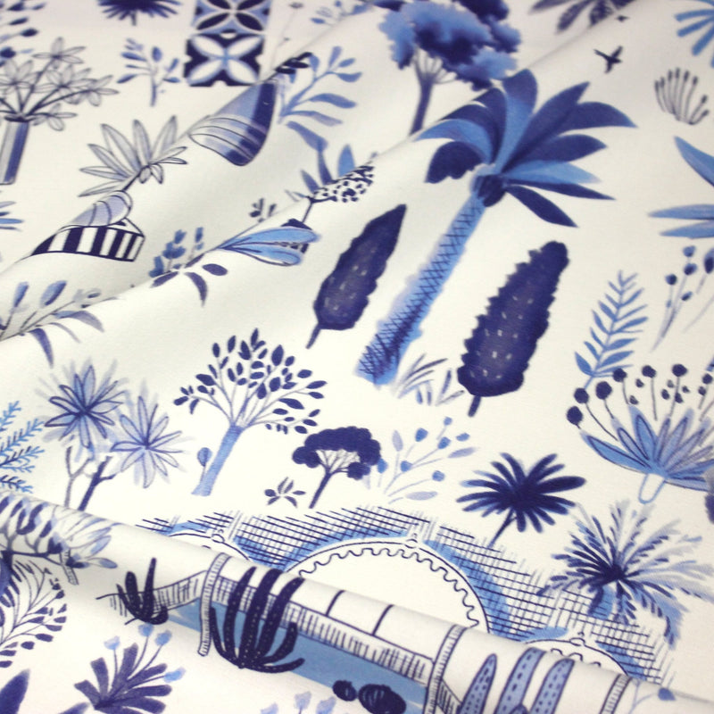 Tissu coton demi - natté TOILE DE JOUY MODERNE JARDIN MAJORELLE, tons blancs et bleus - tissuspipi.com