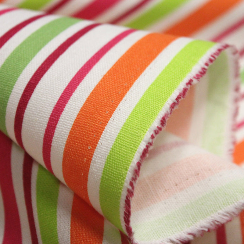 Tissu Bayadère de coton aux rayures oranges, rouges et roses, fond blanc - tissuspipi.com