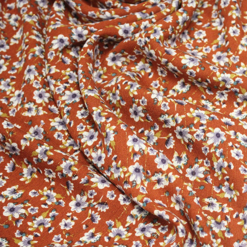 Tissu Viscose crêpe rouille, fleuri blanc & mauve et liserés lurex dorés - tissuspipi.com