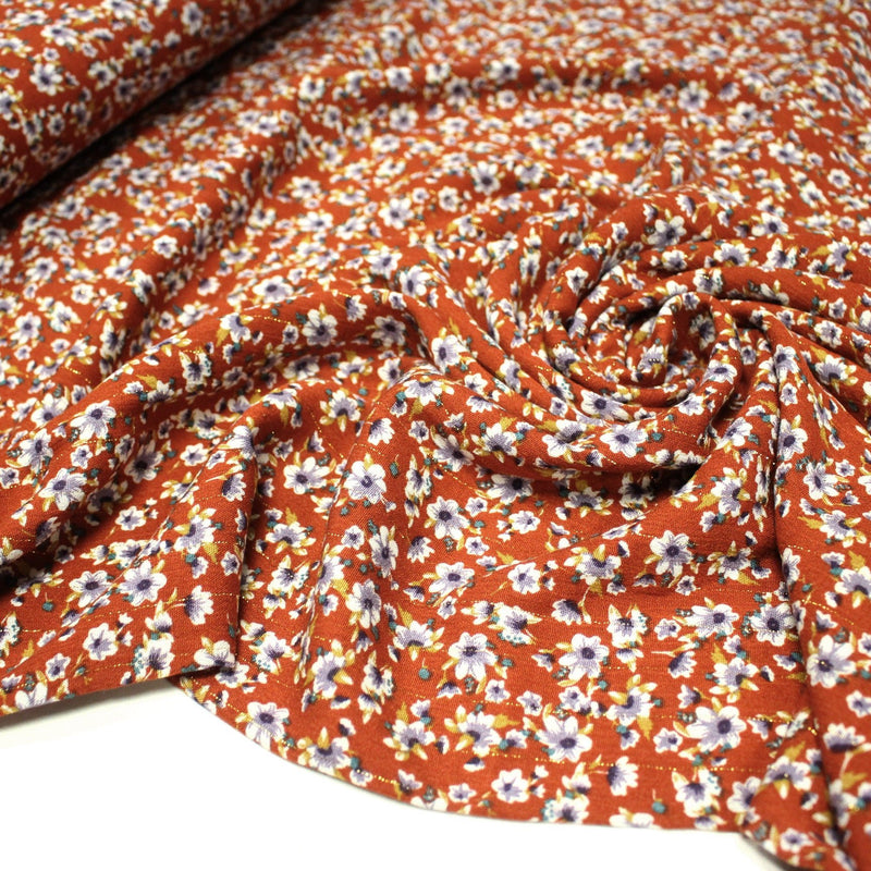 Tissu Viscose crêpe rouille, fleuri blanc & mauve et liserés lurex dorés - tissuspipi.com
