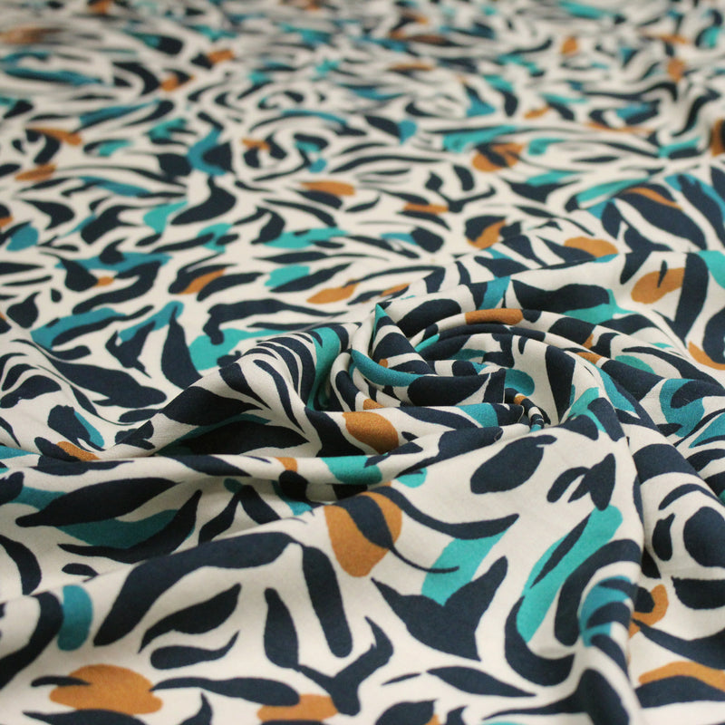 Tissu Viscose fluide au feuillage marine canard et ocre, fond écru - tissuspipi.com
