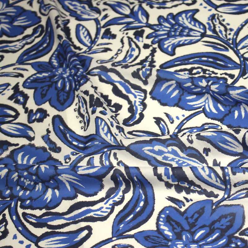 Tissu voile de coton imprimé INDIENNES écru aux fleurs bleues et marine - tissuspipi.com