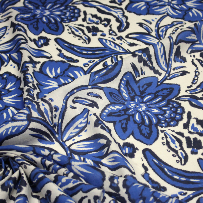 Tissu voile de coton imprimé INDIENNES écru aux fleurs bleues et marine - tissuspipi.com