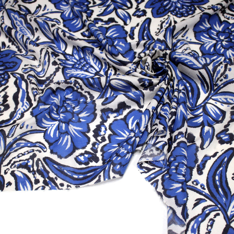 Tissu voile de coton imprimé INDIENNES écru aux fleurs bleues et marine - tissuspipi.com