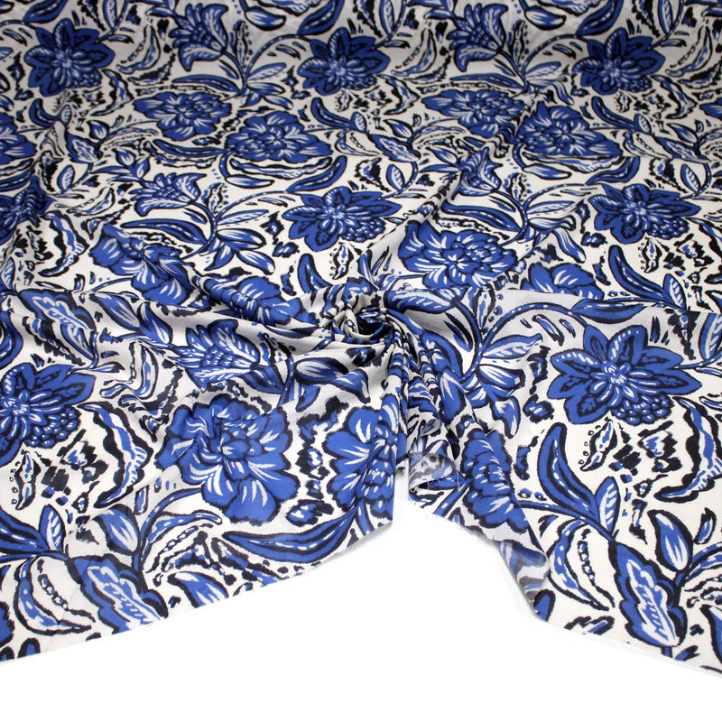 Tissu voile de coton imprimé INDIENNES écru aux fleurs bleues et marine - tissuspipi.com