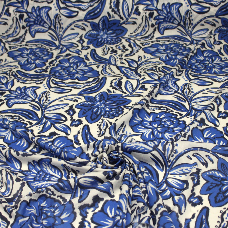 Tissu voile de coton imprimé INDIENNES écru aux fleurs bleues et marine - tissuspipi.com