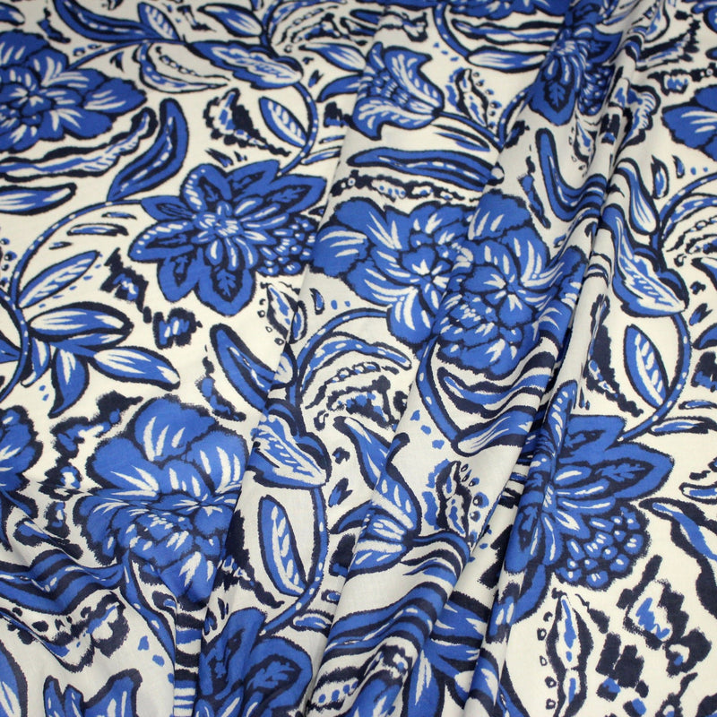 Tissu voile de coton imprimé INDIENNES écru aux fleurs bleues et marine - tissuspipi.com