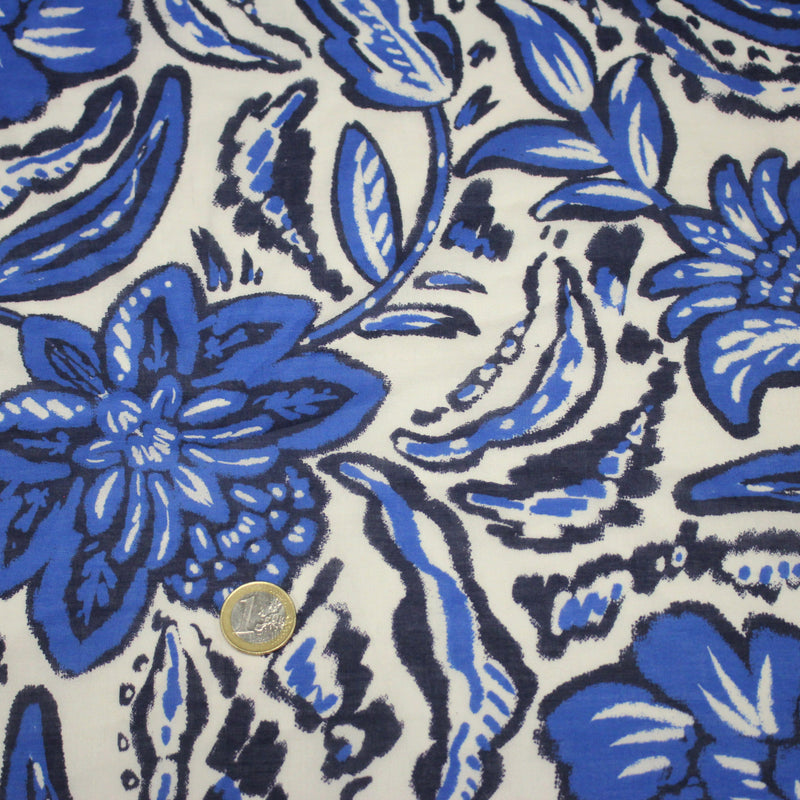 Tissu voile de coton imprimé INDIENNES écru aux fleurs bleues et marine - tissuspipi.com