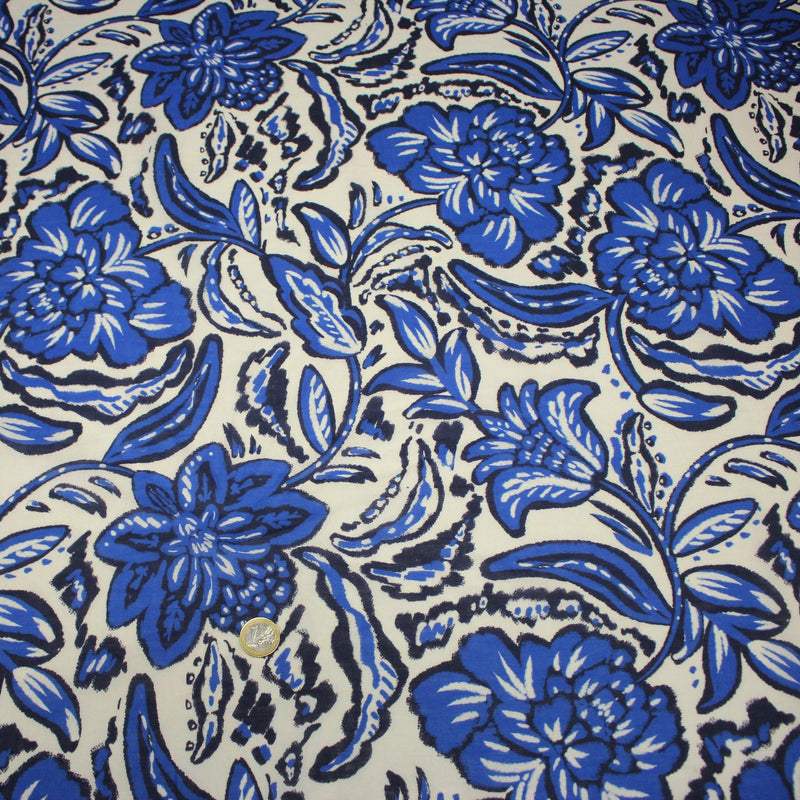Tissu voile de coton imprimé INDIENNES écru aux fleurs bleues et marine - tissuspipi.com