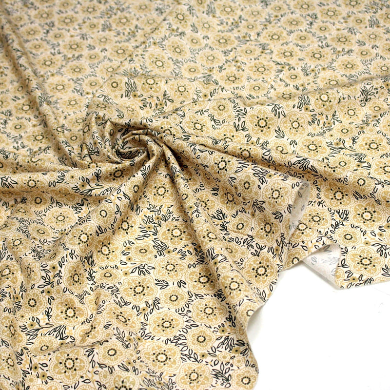Tissu popeline coton ocre clair aux fleurs & fines arabesques noirs et jaunes - tissuspipi.com