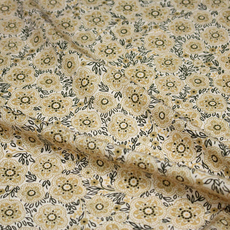 Tissu popeline coton ocre clair aux fleurs & fines arabesques noirs et jaunes - tissuspipi.com