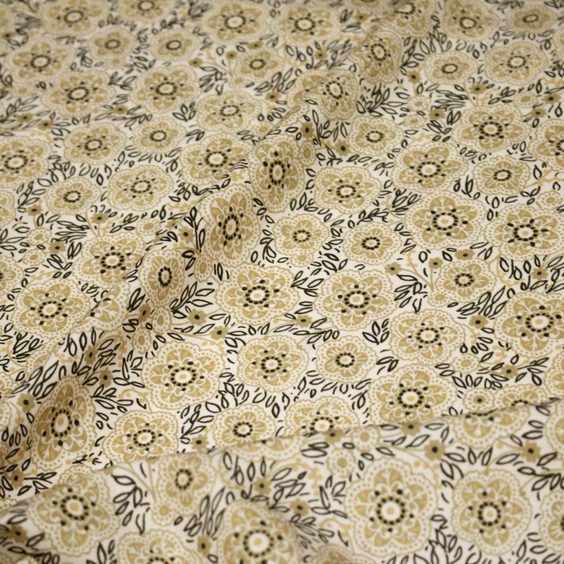Tissu popeline coton ocre clair aux fleurs & fines arabesques noirs et jaunes - tissuspipi.com