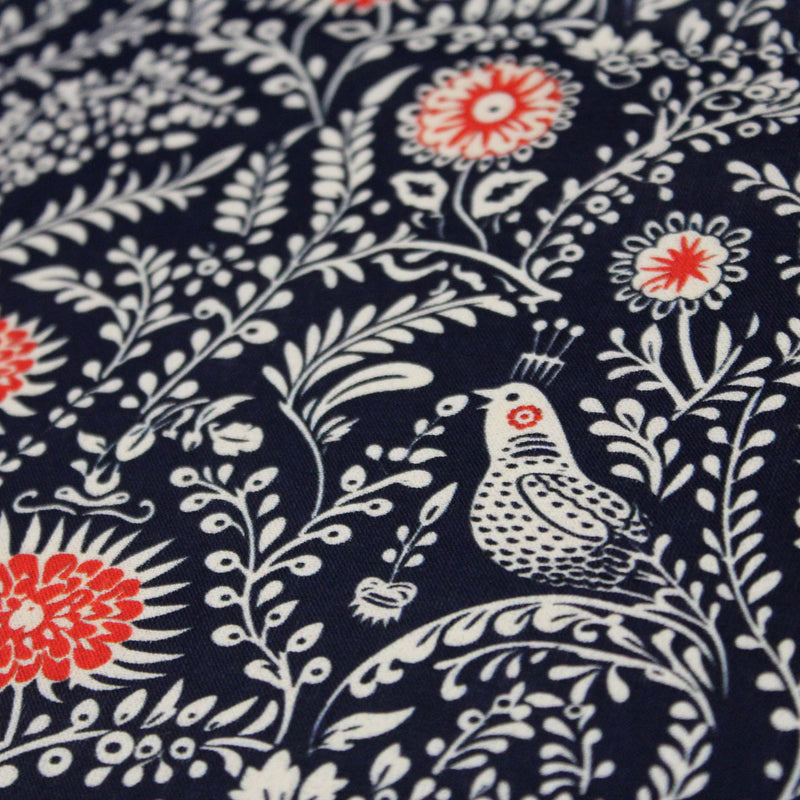 Tissu INDIENNES cotonnade fleurie bleu marine aux feuillage et oiseaux écrus et rouges - tissuspipi.com