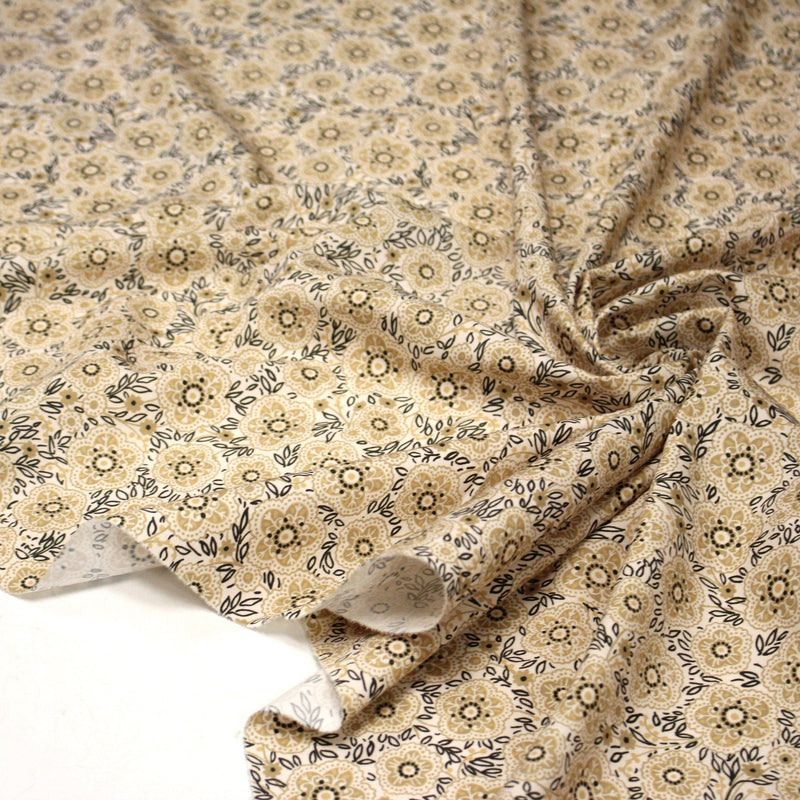 Tissu popeline coton ocre clair aux fleurs & fines arabesques noirs et jaunes - tissuspipi.com