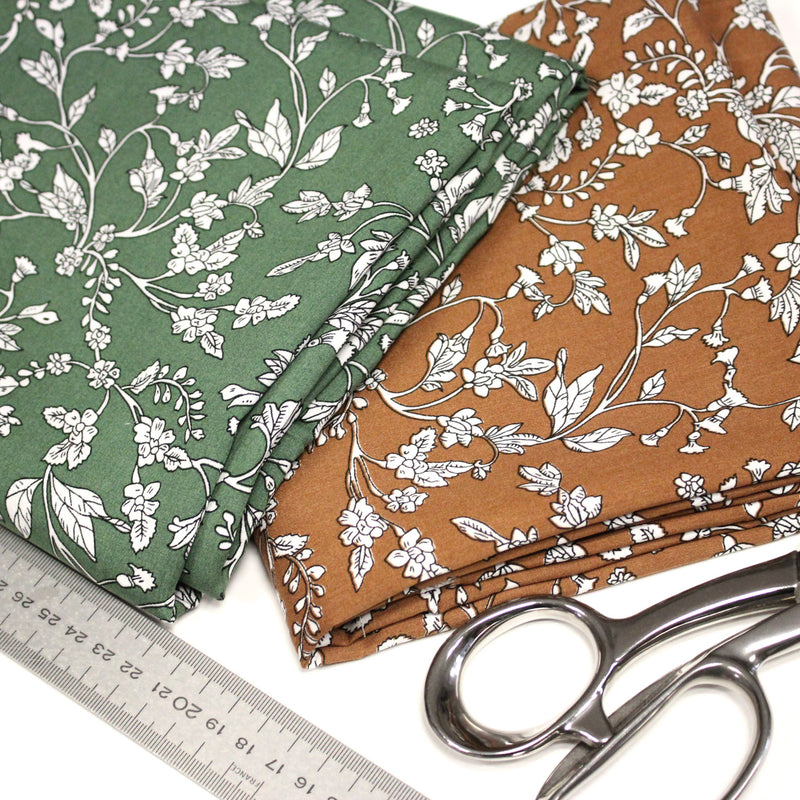 Tissu viscose fluide, fines fleurs blanches et noirs, fond ocre ou fond vert - tissuspipi.com