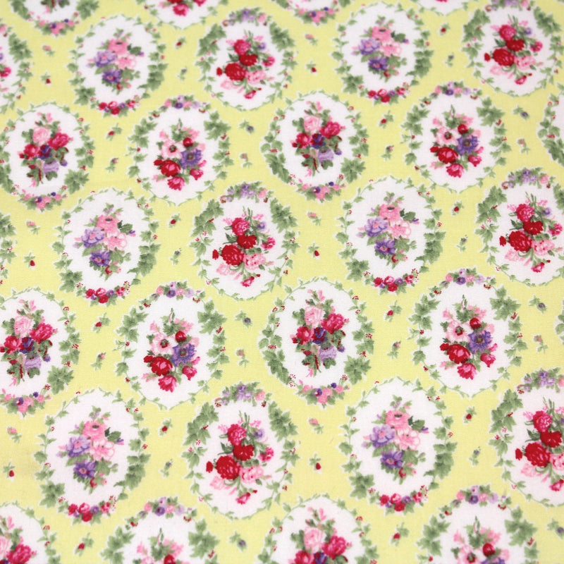 Tissu popeline jaune aux macarons fleuris britanniques - tissuspipi.com