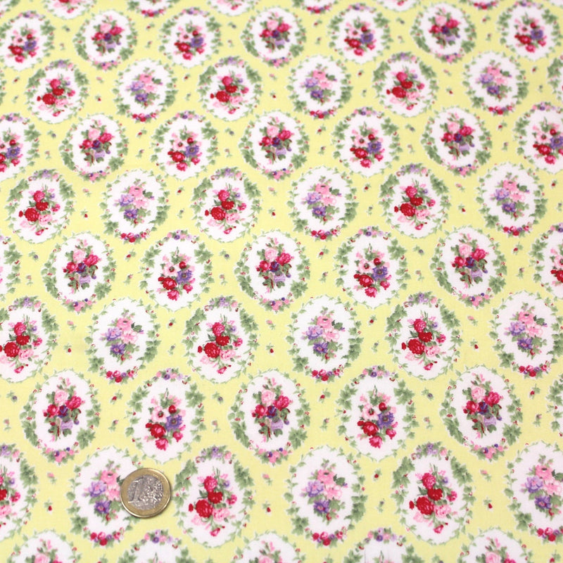 Tissu popeline jaune aux macarons fleuris britanniques - tissuspipi.com