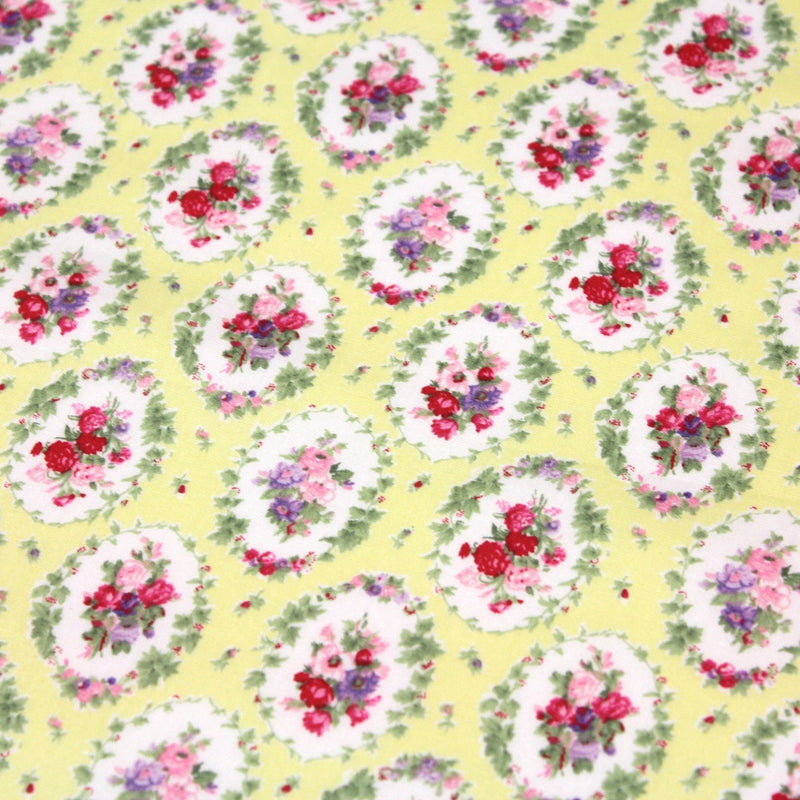 Tissu popeline jaune aux macarons fleuris britanniques - tissuspipi.com