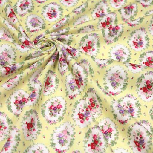 Tissu popeline jaune aux macarons fleuris britanniques - tissuspipi.com