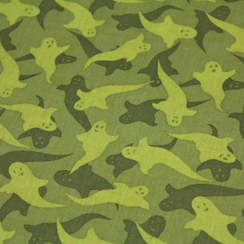 Tissu popeline de coton aux fantômes verts, fond vert - COLLECTION HALLOWEEN - tissuspipi.com