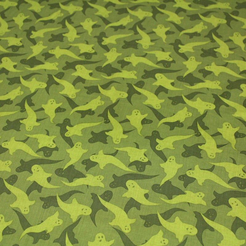 Tissu popeline de coton aux fantômes verts, fond vert - COLLECTION HALLOWEEN - tissuspipi.com