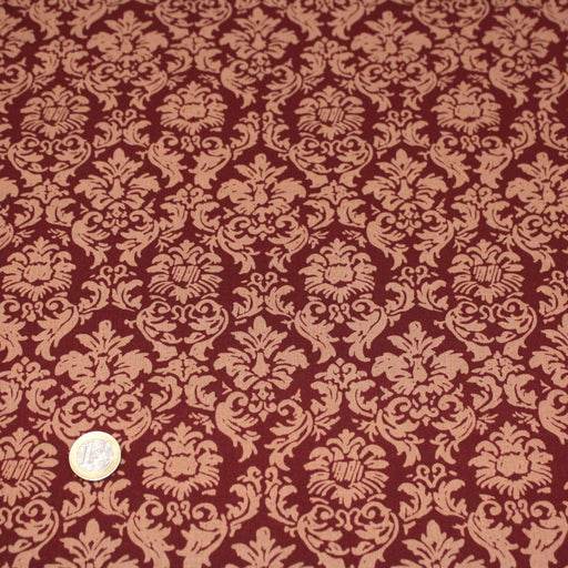 Tissu popeline de coton aux arabesques caramel, fond rouge bordeaux - COLLECTION LOUIS - tissuspipi.com